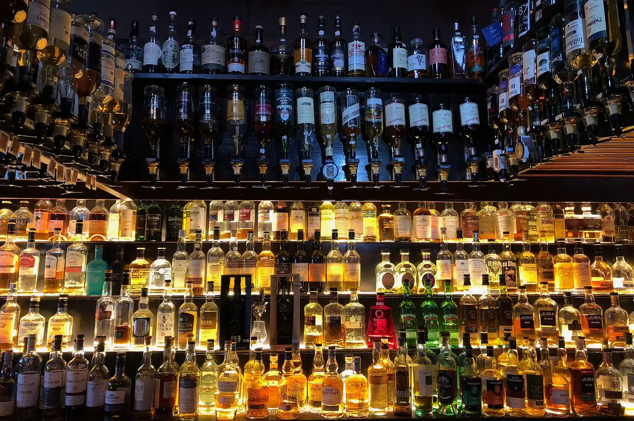 Explorando la Historia de las Bebidas Alcohólicas Destiladas