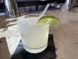 Tequila Joven: vibrante y fresco, una explosión de sabor directo desde el corazón del agave.