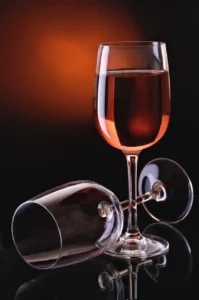 Vinos de Postre: disfruta de los vinos de postre, perfectos para acompañar tus dulces favoritos o para disfrutar por sí mismos.