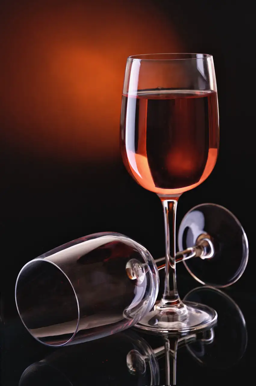 Vinos de Postre: disfruta de los vinos de postre, perfectos para acompañar tus dulces favoritos o para disfrutar por sí mismos.