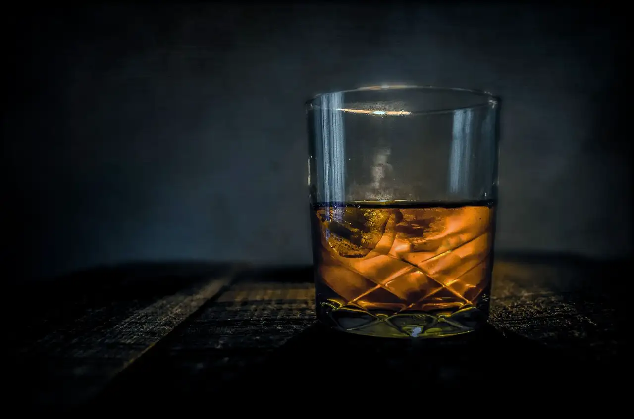 Whisky y Maridaje: aprende cómo el whisky puede realzar tu experiencia culinaria al conocer los mejores maridajes de comida y whisky.